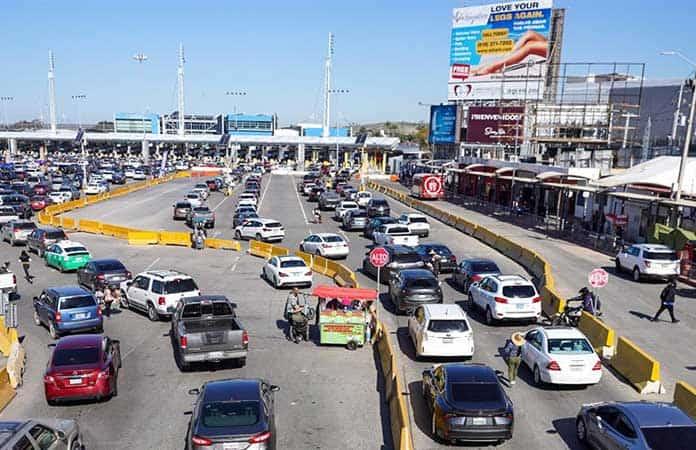 Rusos y ucranianos cruzar la franja fronteriza en automóvil por la garita de San Ysidro / Foto: EFE
