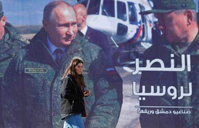 Un cartel en Damasco muestra la foto Putin y la leyenda Victoria para Rusia / Foto: AP
