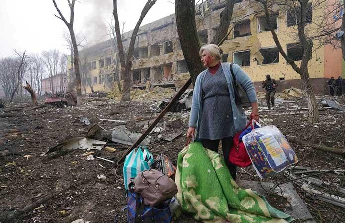 Una mujer se aleja del hospital de maternidad dañado por los bombardeos en Mariúpol / Foto: AP