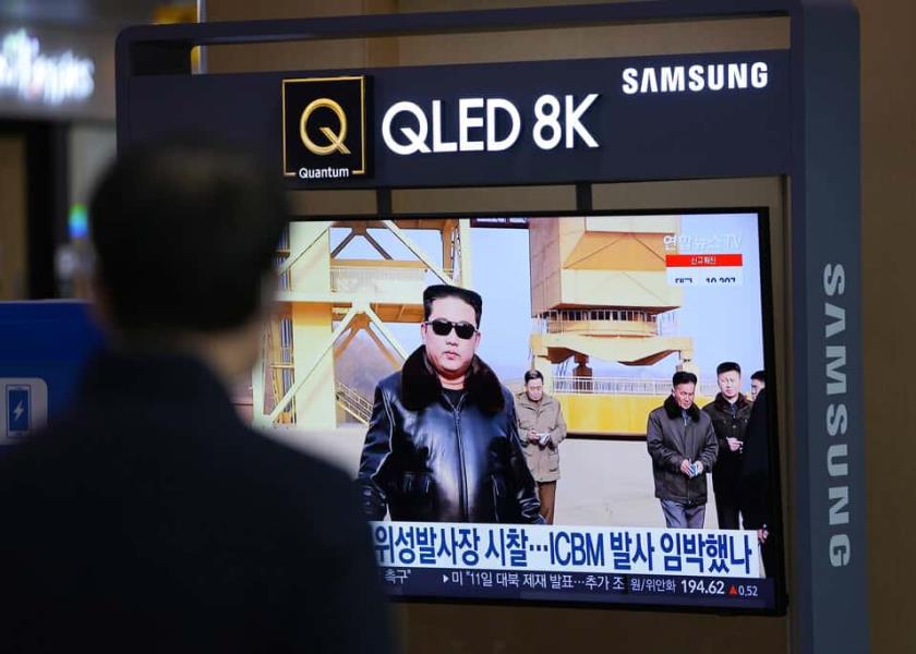 Un ciudadano surcoreano observa en las noticias de su país la noticia del recorrido del líder norcoreano (AP).