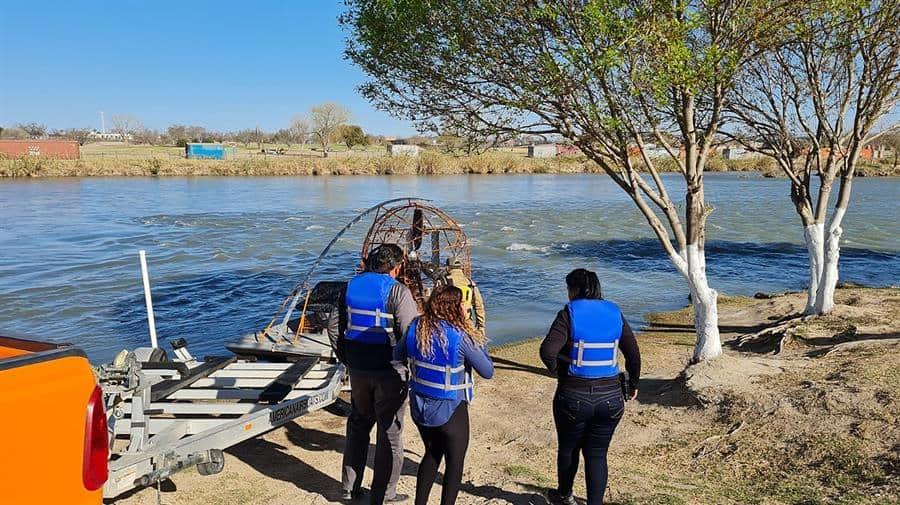 Personal del Grupo Beta del Instituto Nacional de Migración durante el rescate en Ciudad Acuña, Coahuila (EFE/INM).