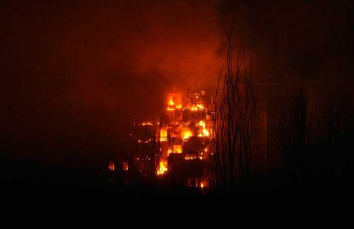 Un edificio de departamentos se incendia después de ser alcanzado por el bombardeo en Mariupol, Ucrania.