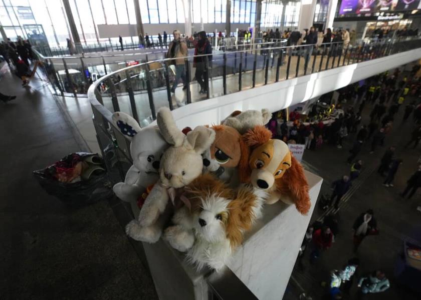 Se entregan peluches a los niños que huyeron de Ucrania en la estación de trenes de Varsovia, Polonia. (Foto: AP)