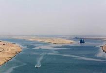 En marcha las labores de rescate de un remolcador que chocó con un petrolero en el canal de Suez