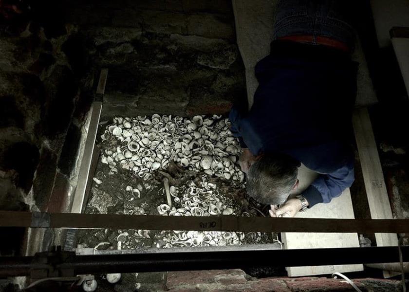 Un arqueólogo realiza trabajo de campo en el Templo Mayor, en la Ciudad de México (EFE/INAH).