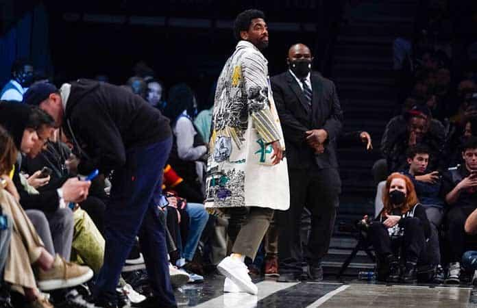 Kyrie Irving no puede jugar en Nueva York por no estar vacunado / Foto: AP