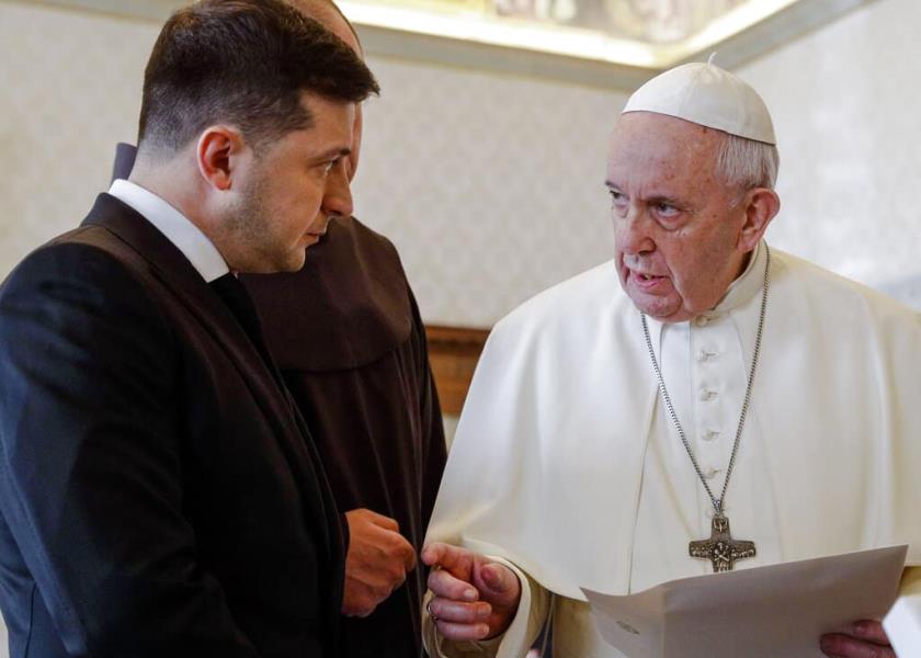 En esta foto de archivo del sábado 8 de febrero de 2020, el Papa Francisco intercambia regalos con el presidente ucraniano Volodymyr Zelensky, a la izquierda, durante una audiencia privada en el Vaticano. (Foto: AP)