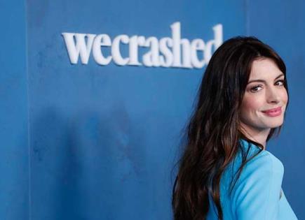 Anne Hathaway deslumbra en Broadway for Harris y apoya públicamente a Kamala