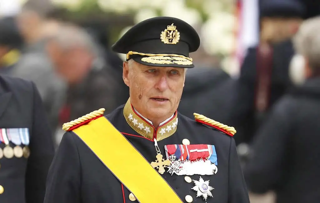 Muere Harald V, el rey noruego que se casó con plebeya