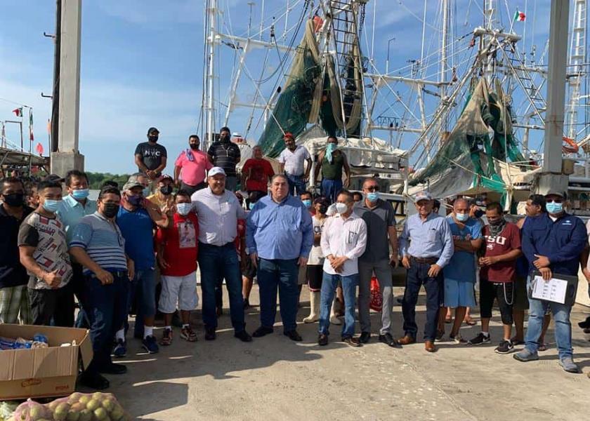 Fotografía de empleados de la Secretaría de Agricultura y Desarrollo Rural (Sader) y un grupo de pescadores, durante una reunión de trabajo en Baja California Sur (EFE/ Secretaría de Agricultura y Desarrollo Rural ).