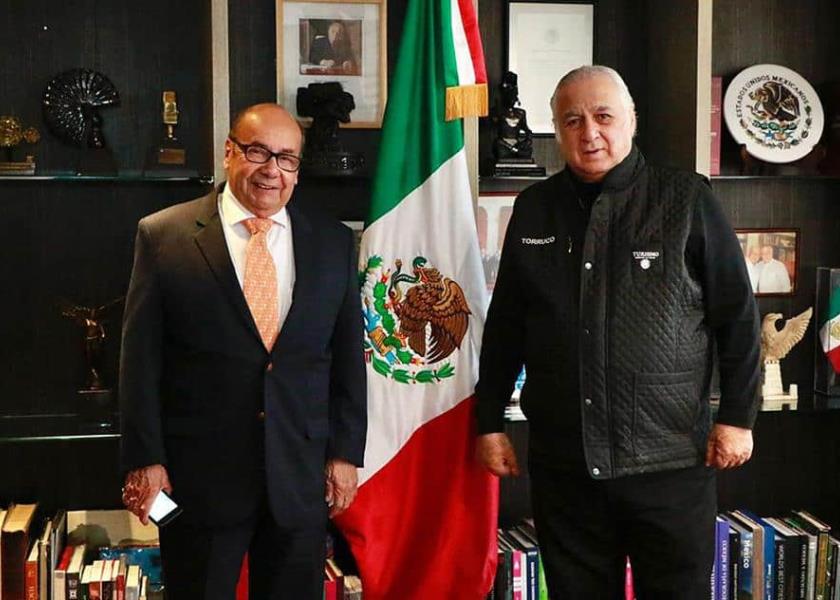 Fotografía del secretario de Turismo de México, Miguel Torruco (d), y el embajador de México en Guatemala, Romeo Ruiz Armento, durante una reunión de trabajo en la Ciudad de México (EFE/ Secretaría de Turismo).