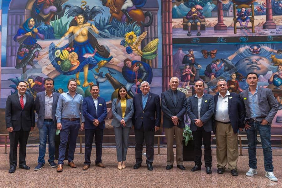 Fotografía del secretario de Agricultura y Desarrollo Rural, Víctor Villalobos (5d) posando con productores de aguacate del estado de Jalisco, durante una reunión de trabajo en Guadalajara (EFE/ Secretaría de Agricultura y Desarrollo Rural).
