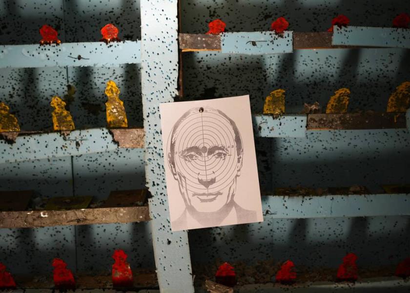 Una foto del presidente ruso Vladimir Putin cuelga en un campo de tiro el 17 de marzo de 2022 en Leópolis, Ucrania (AP/Bernat Armangue).