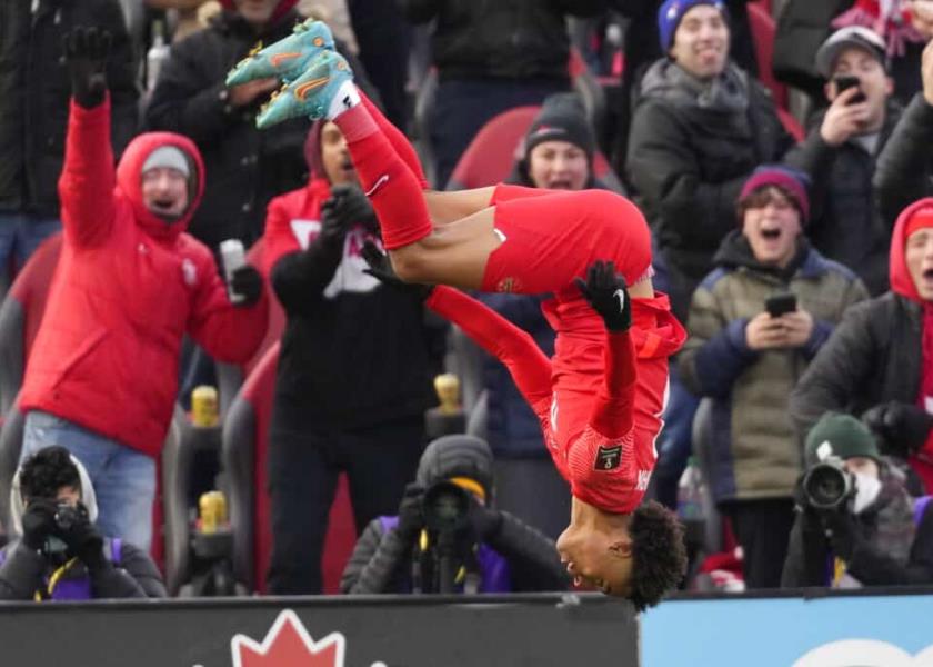 El jugador de Canadá, Tajon Buchanan, hace una piruta tras anotar un gol a Jamaica (AP)