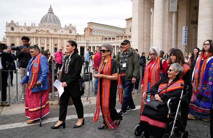 En marzo, una delegación de indígenas canadienses se reunió en el Vaticano con el papa / Foto: AP