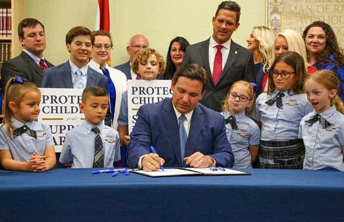 Ron DeSantis, gobernador de Florida, promulgó esta semana la polémica ley / Foto: AP