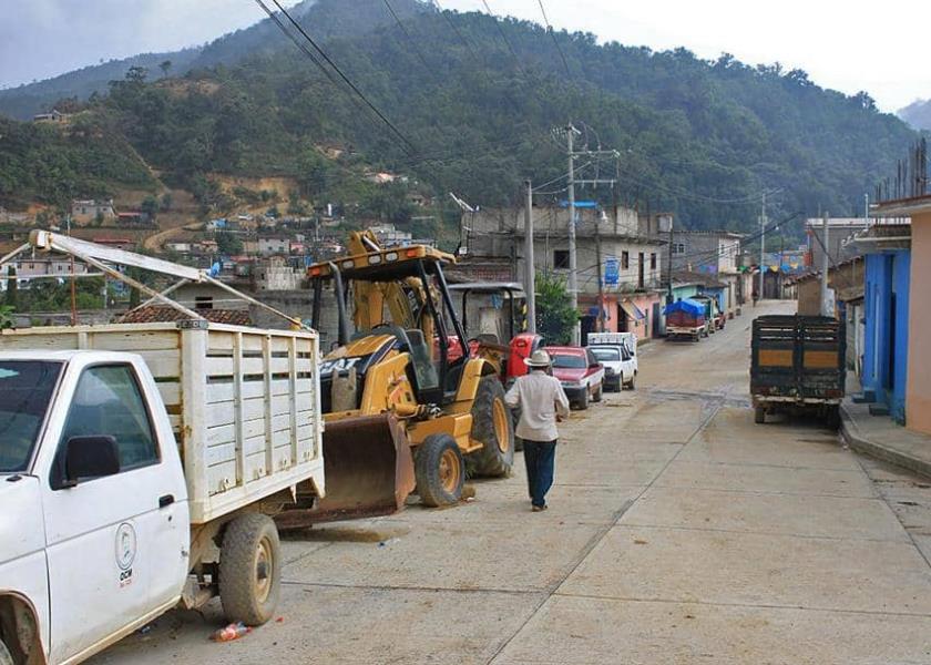 Un campesino camina este lunes por una calle del municipio de Coicoyán, en Oaxaca (EFE/ Jesús Méndez).