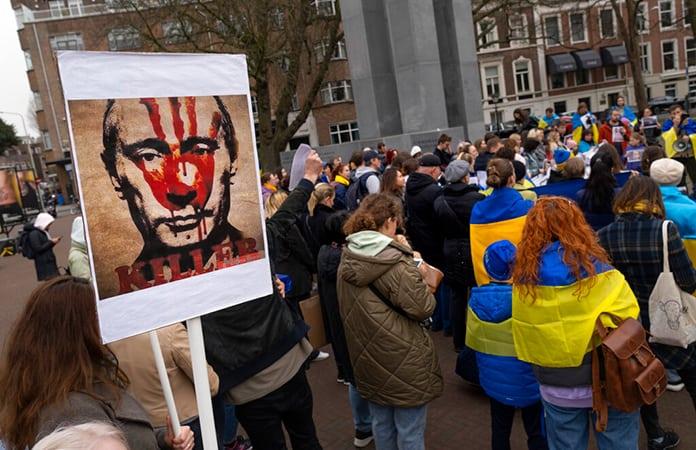 Manifestantes protestan en La Haya contra la invasión rusa de Ucrania / Foto: AP