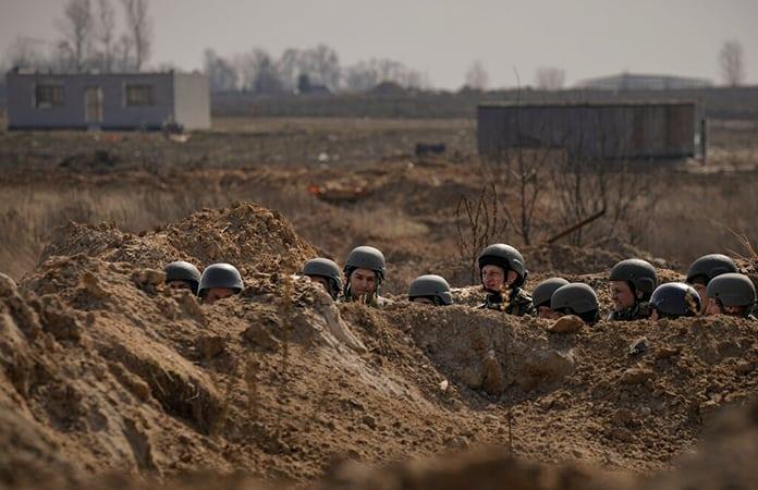 Militares ucranianos en trincheras al norte de la capital Kiev / Foto: AP