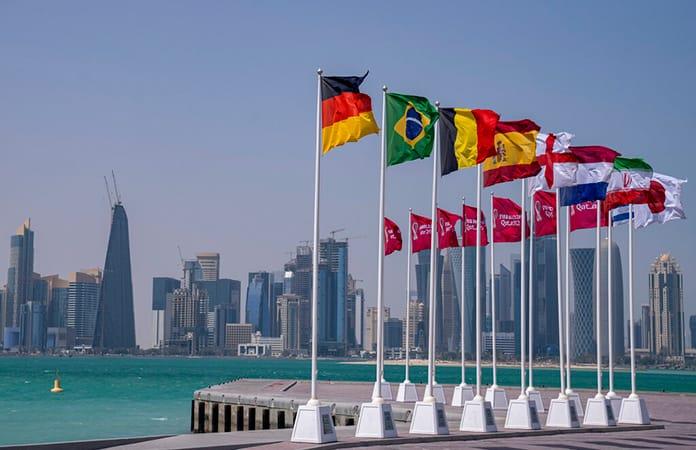 Las banderas de los países clasificados al Mundial de Catar en el malecón de la capital Doha / Foto: AP