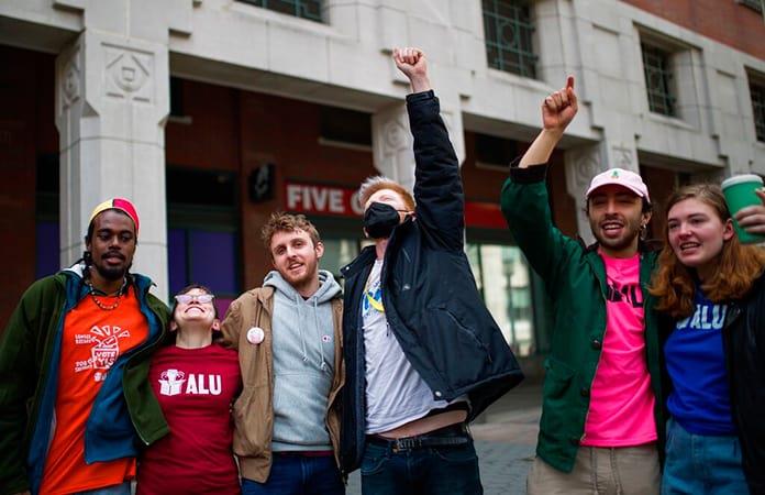 Miembros del sindicato Amazon Labor Union celebran tras conocer los resultados de la votación / Foto: AP