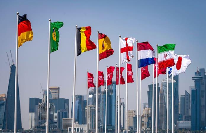 Las banderas de los países clasificados al Mundial de Catar en el malecón de la capital Doha / Foto: AP