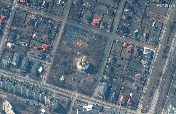 Una imagen de satélite de Maxar muestra una probable tumba masiva cerca de la Iglesia de San Andrés en Bucha