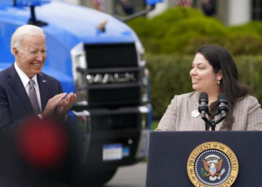 Presidente Joe Biden le aplaude a la conductora Maria Rodriguez durante el evento sobre el fortalecimiento de la cadena de suministro con mejoras en la industria del transporte por carretera, en el Jardín Sur de la Casa Blanca (AP/Andrew Harnik).