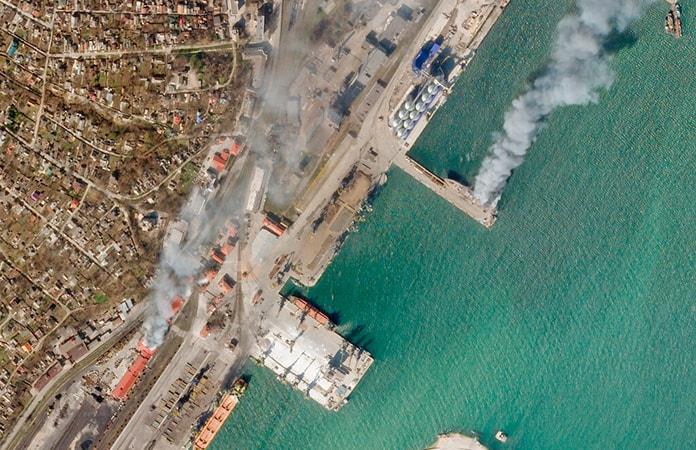 Un buque de guerra ucraniano y un edificio cercano se incendian en la ciudad sitiada de Mariúpol / Foto: AP