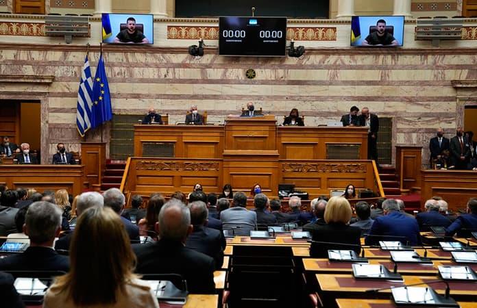 El presidente de Ucrania, Volodimir Zelenski, se dirigió al Parlamento griego en una videoconferencia / Foto: AP