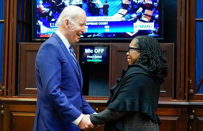 El presidente de EEUU, Joe Biden, felicita a  Ketanji Brown Jackson tras la votación en el Senado / Foto: AP
