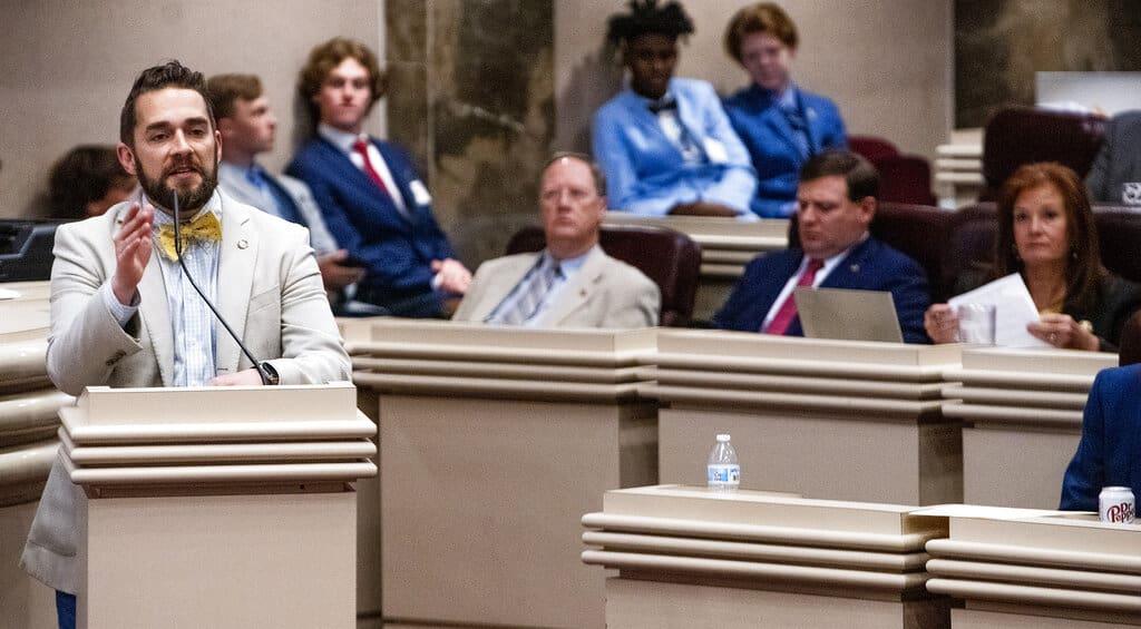 Neil Rafferty, el único miembro abiertamente gay de la Legislatura de Alabama, habla durante un debate sobre proyectos de ley para jóvenes transgénero durante una sesión legislativa en Montgomery (Mickey Welsh/The Montgomery Advertiser vía AP).