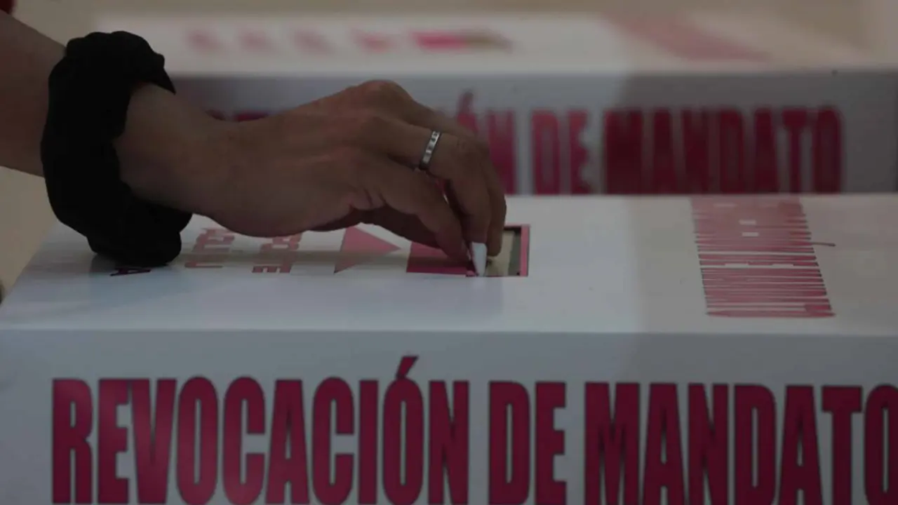 Morena defiende empatar elección de 2027 con revocación de mandato