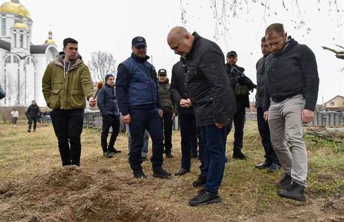 Karim Khan, fiscal de la Corte Penal Internacional, visitó la ciudad de Bucha / Foto: EFE