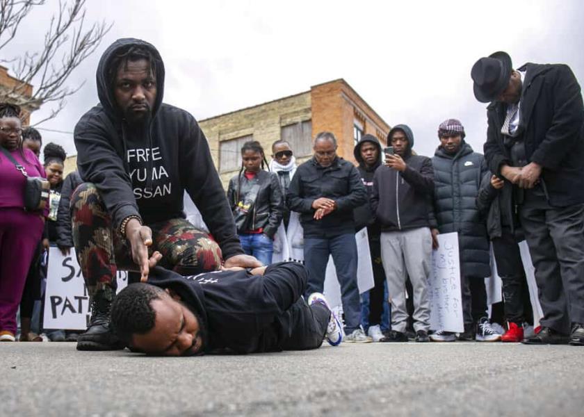Activistas hacen un minuto de silencio en demanda de justicia para Patrick Lyoya, muerto de un disparo en la cabeza por un policía que lo tenía en el suelo boca abajo (Daniel Shular/The Grand Rapids Press vía AP).