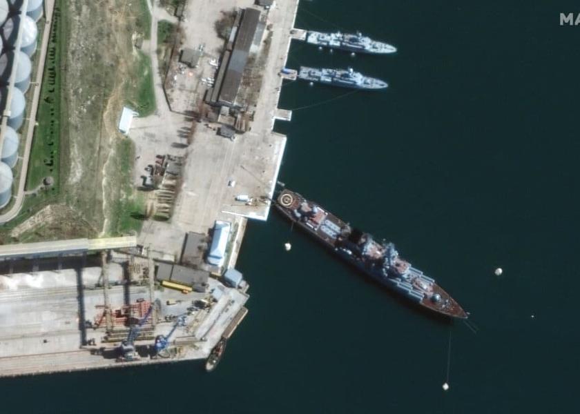 Imagen de satélite del Moskva en el puerto de Sevastopol, Crimea, el pasado 7 de abril (Maxar Technologies vía AP).
