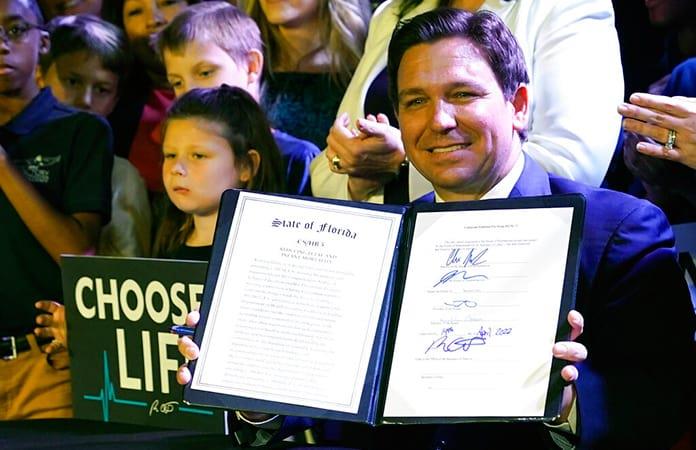 El gobernador de Florida, Ron Desantis, firmó este jueves la nueva ley que restringe el aborto / Foto: AP
