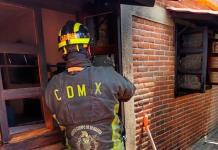 Bomberos atendidos por intoxicación en incendio en el centro de CDMX