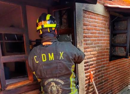 Bomberos atendidos por intoxicación en incendio en el centro de CDMX