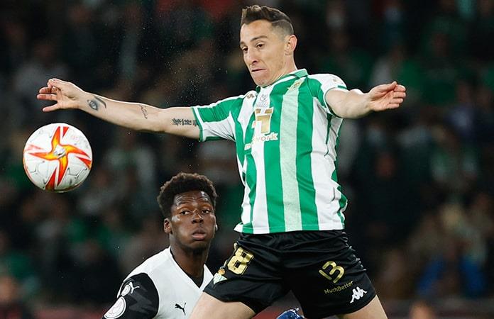 El mexicano del Betis, Andrés Guardado (d), intenta controlar el balón ante el delantero estadounidense del Valencia, Yunus Musah, durante la final de la Copa del Rey.