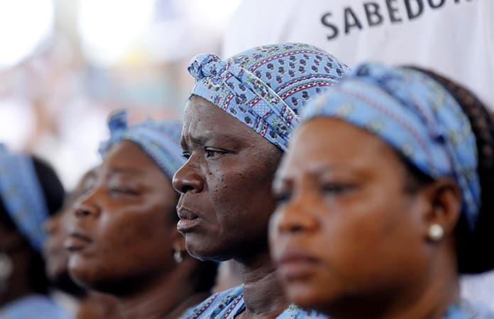 Familiares de las víctimas durante un servicio conmemorativo / Foto: EFE