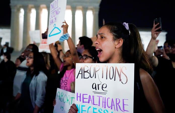 Decenas de personas se manifestaron el lunes por la noche frente la Corte Suprema de EEUU / Foto: AP