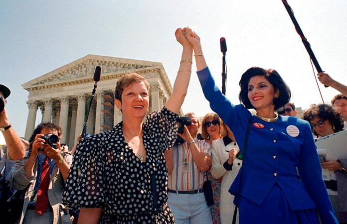 «Jane Roe» y su abogada Gloria Allred frente al edificio de la Corte Suprema de EEUU / Foto: AP