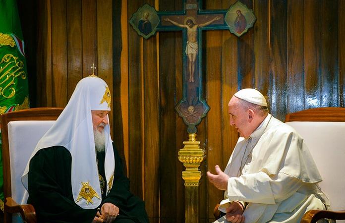 El jefe de la Iglesia Ortodoxa Rusa, patriarca Cirilo y el papa Francisco durante una reunión en Cuba en 2016 / Foto: AP
