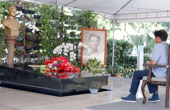 El presidente de Filipinas, Ferdinand Marcos Jr. visita la tumba de su padre, el dictador Ferdinand Marcos  /  Foto: EFE