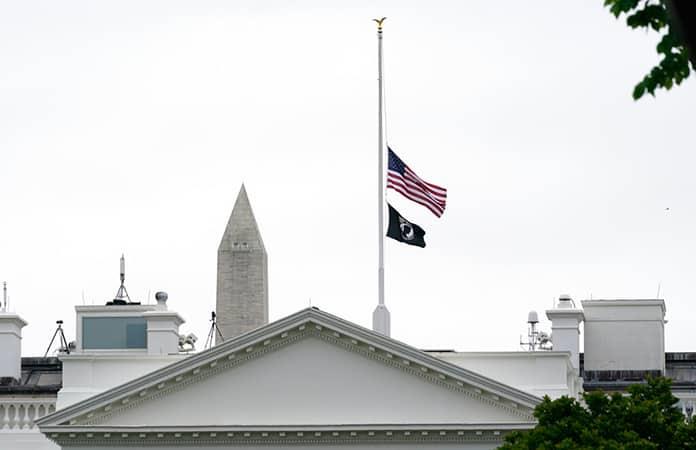 La bandera de EEUU ondea a media hasta la en la Casa Blanca en memoria de las víctimas de Covid / Foto: AP