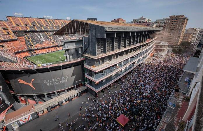 Los aficionados del Valencia se quedaron fuera del estadio para protestar contra los propietarios del equipo / Foto: EFE