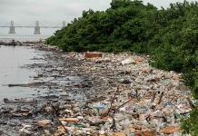 Pescan toneladas de plástico en el Lago de Maracaibo, el más grande de Venezuela