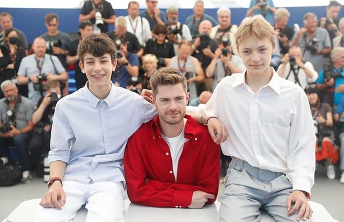 El director Lukas Dhont con los protagonistas del film, Gustav De Waele y Eden Dambrine / Foto: EFE