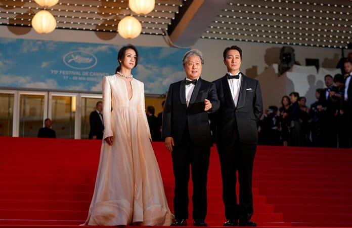 El director Park Chan-wook junto a los protagonistas de «Decision to leave» Tang Wei y Park Hae-il / Foto: AP